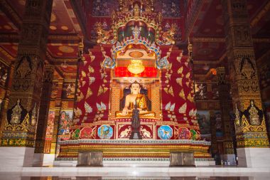 güzel Buda heykeli yüksek sarı pagoda wat Bang Tong tapınak içinde Nanaur, Krabi, Tayland Thailand bulun. Bang Tong Tayland güneyinde en güzel tapınakta olduğunu