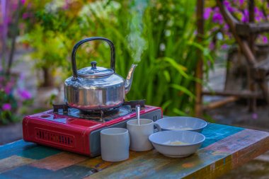   kolay basit yumurta yulaf lapası ve sıcak kahve kahvaltı için yemek lokanta
