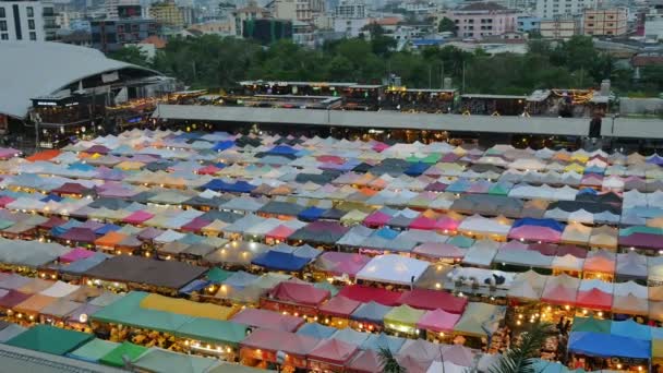 Bangkok Tailandia Marzo 2018 Mercado Trenes Ratchada Crepúsculo — Vídeo de stock