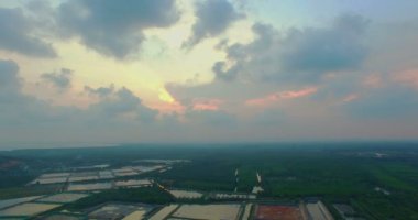 günbatımı karides çiftliği Chumphorn Tayland yukarıda. karides çiftliği mangrov orman Chumphorn deniz Körfez yakınındaki yanında