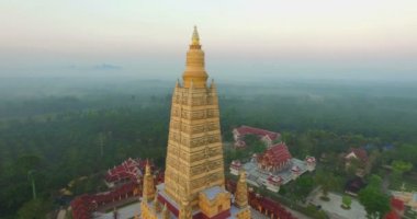 Tayland en yüksek golden pagoda Bang Tong Tapınağı Krabi il Tayland güneyinde adlı yukarıda hava fotoğrafçılığı gündoğumu