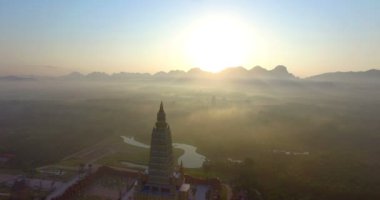 Tayland en yüksek golden pagoda Bang Tong Tapınağı Krabi il Tayland güneyinde adlı yukarıda hava fotoğrafçılığı gündoğumu