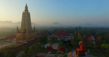 Tayland en yüksek golden pagoda Bang Tong Tapınağı Krabi il Tayland güneyinde adlı yukarıda hava fotoğrafçılığı gündoğumu