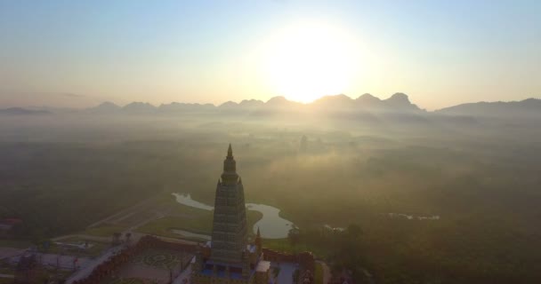 Воздушная Фотография Восход Солнца Над Самой Высокой Золотой Пагоды Таиланде — стоковое видео