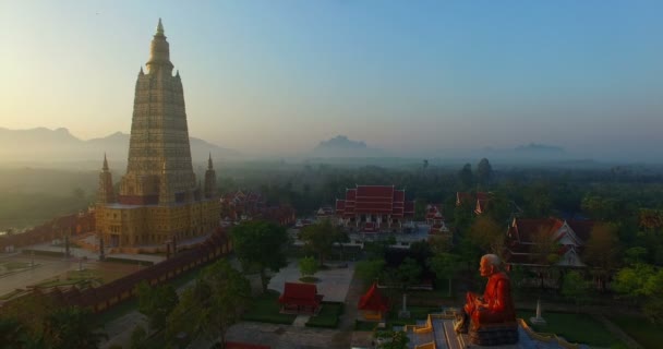 空中摄影日出以上的泰国最高的金色宝塔在邦通寺甲米省南部泰国 — 图库视频影像