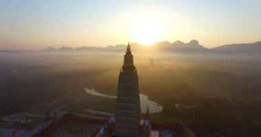 Tayland en yüksek golden pagoda Bang Tong Tapınağı Krabi il Tayland güneyinde adlı yukarıda hava fotoğrafçılığı gündoğumu