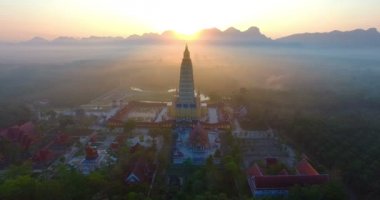 Tayland en yüksek golden pagoda Bang Tong Tapınağı Krabi il Tayland güneyinde adlı yukarıda hava fotoğrafçılığı gündoğumu
