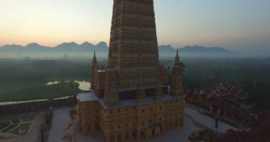 Tayland en yüksek golden pagoda Bang Tong Tapınağı Krabi il Tayland güneyinde adlı yukarıda hava fotoğrafçılığı gündoğumu