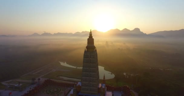 Fotografia Lotnicza Wschód Słońca Nad Najwyższą Złota Pagoda Tajlandii Prowincji — Wideo stockowe