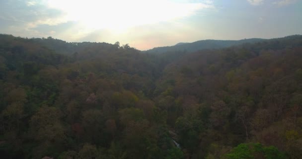 ドイステープ プイ国立公園 チェンマイ タイでメイ の滝の上の空中写真 — ストック動画