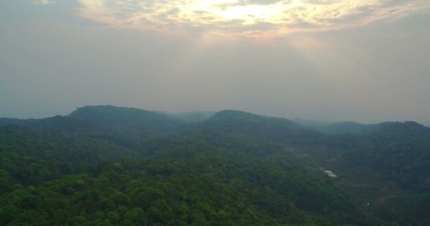 Bann Kunchangkien 視点プイに最後のもん族山岳民族の村の上の航空写真日の出 — ストック動画