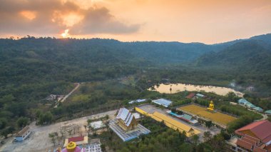 bir sürü küçük Buda heykelleri dünyaca Bucha Budist anıt Park Nakornnayok il arasında altın büyük Buda heykeli.