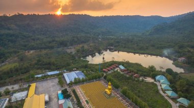 bir sürü küçük Buda heykelleri dünyaca Bucha Budist anıt Park Nakornnayok il arasında altın büyük Buda heykeli.