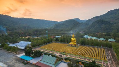 bir sürü küçük Buda heykelleri dünyaca Bucha Budist anıt Park Nakornnayok il arasında altın büyük Buda heykeli.
