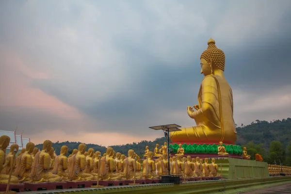 Estátua Buda Grande Ouro Entre Monte Pequenas Estátuas Buda Makha — Fotografia de Stock