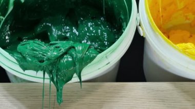 Yeşil Sarı ve kırmızı renklerde plastisol mürekkep beyaz plastik kutular