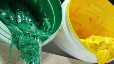 Yeşil Sarı ve kırmızı renklerde plastisol mürekkep beyaz plastik kutular