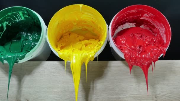 Cores Verde Amarelo Vermelho Tinta Plastisol Latas Plástico Branco — Vídeo de Stock