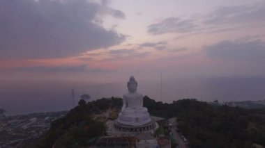 günbatımı zamanı en yüksek dağı havadan görünümü beyaz büyük Buda heykeli. Tepenin üstünde büyük Buda Phuket Island Phuket big Buddha arkasında etrafında görebilirsiniz Phuket Karon Körfez önünde Chalong Körfez olmasıdır.