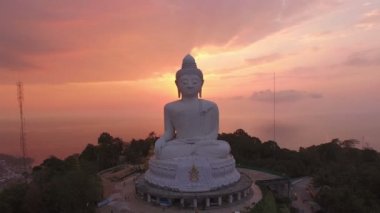 günbatımı zamanı en yüksek dağı havadan görünümü beyaz büyük Buda heykeli. Tepenin üstünde büyük Buda Phuket Island Phuket big Buddha arkasında etrafında görebilirsiniz Phuket Karon Körfez önünde Chalong Körfez olmasıdır.