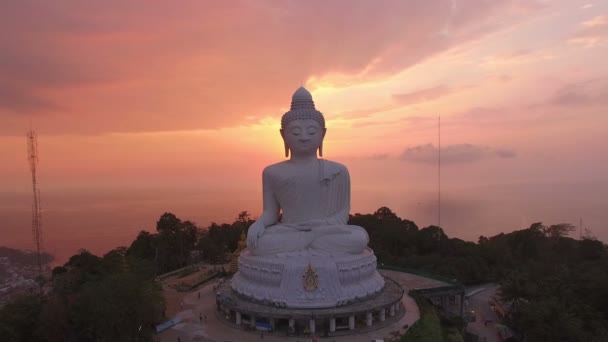 Εναέρια Άποψη Του Λευκού Big Βούδα Άγαλμα Στο Ψηλό Βουνό — Αρχείο Βίντεο