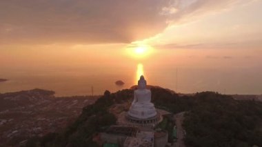günbatımı zamanı en yüksek dağı havadan görünümü beyaz büyük Buda heykeli. Tepenin üstünde büyük Buda Phuket Island Phuket big Buddha arkasında etrafında görebilirsiniz Phuket Karon Körfez önünde Chalong Körfez olmasıdır.