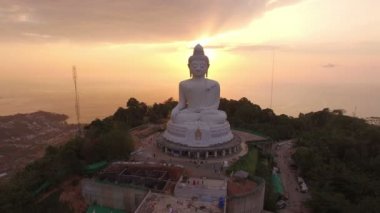 günbatımı zamanı en yüksek dağı havadan görünümü beyaz büyük Buda heykeli. Tepenin üstünde büyük Buda Phuket Island Phuket big Buddha arkasında etrafında görebilirsiniz Phuket Karon Körfez önünde Chalong Körfez olmasıdır.
