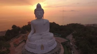 günbatımı zamanı en yüksek dağı havadan görünümü beyaz büyük Buda heykeli. Tepenin üstünde büyük Buda Phuket Island Phuket big Buddha arkasında etrafında görebilirsiniz Phuket Karon Körfez önünde Chalong Körfez olmasıdır.