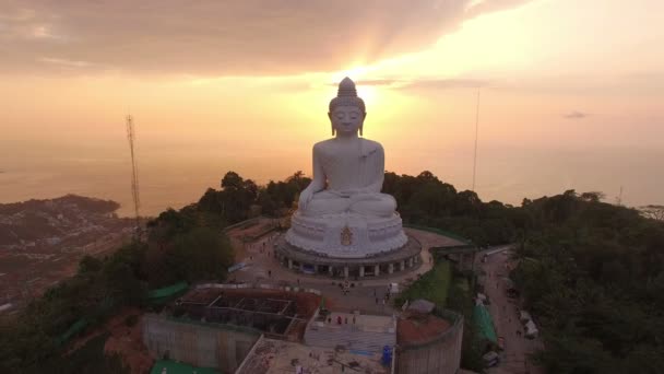 Légi Felvétel Fehér Nagy Buddha Szobor Magas Hegyen Napnyugta Időpontja — Stock videók