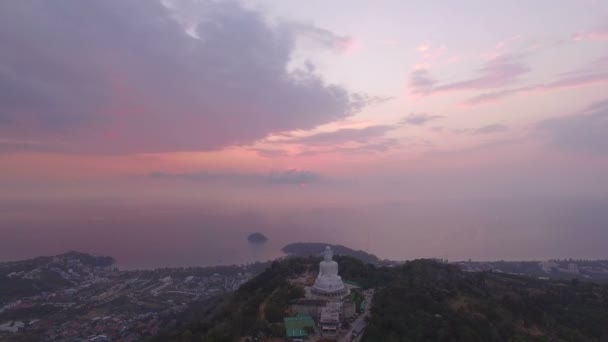 鸟瞰在高山上的白色大佛雕像日落时间 普吉岛大佛在山顶上可以看到普吉岛后面的普吉岛大佛是卡伦湾前面是查龙湾 — 图库视频影像