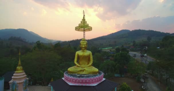 Flygfotografering Den Gyllengula Buddha Statyn Wat Sirattanan Mongkol Nära Mae — Stockvideo