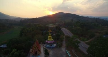hava fotoğrafçılığı wat Sirattanan Mongkol yakınındaki Mae kalaycı kaplıca, altın buddha heykeli