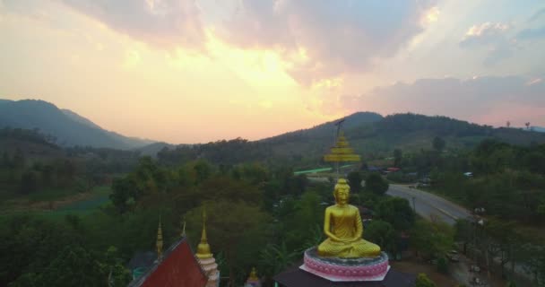 Аэрофотосъемка Статуи Золотого Будды Ват Сираттанан Монгколь Возле Горячего Источника — стоковое видео