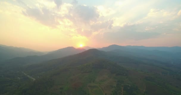 北タイのチェンライにチェンマイの高山の道の上の Areial 写真夕日 — ストック動画