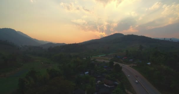 Hava Fotoğrafçılığı Wat Sirattanan Mongkol Yakınındaki Mae Kalaycı Kaplıca Altın — Stok video