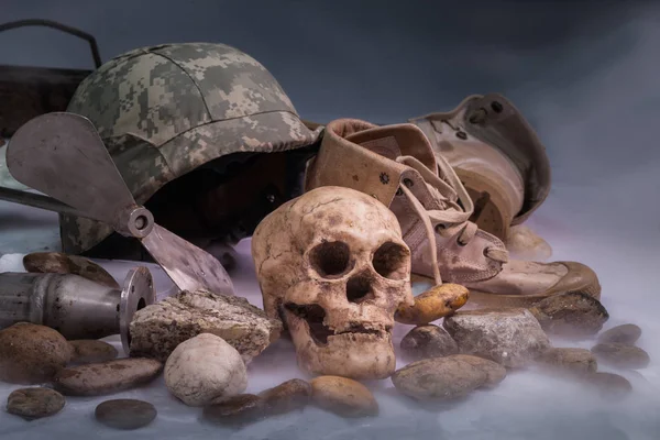 在冰烟的军装上的尸体 人的头骨在军事盖帽和靴子旁边 — 图库照片