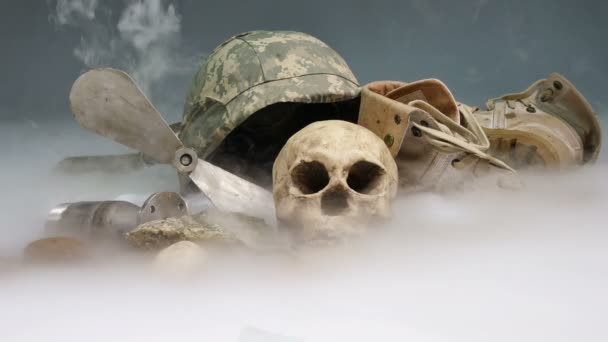Leichen Militäruniform Auf Eis Rauchen Der Menschliche Schädel Befindet Sich — Stockvideo