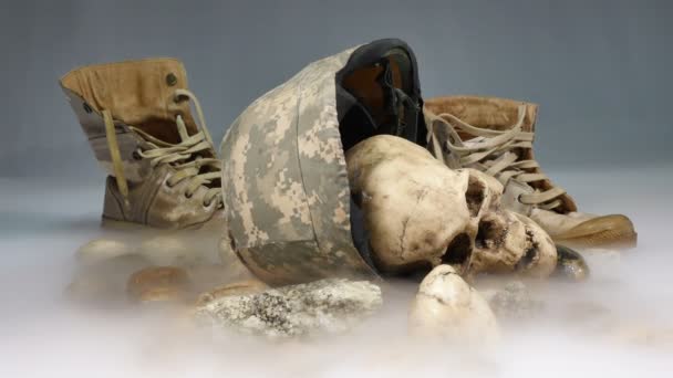 Cesetleri Buzda Askeri Üniformalı Duman Nsan Kafatasının Askeri Kap Boots — Stok video