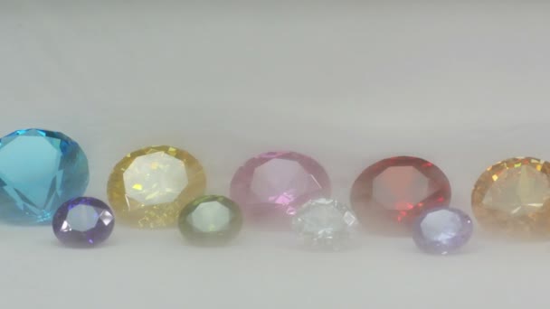 彩色钻石在白色法兰绒上的冰烟 — 图库视频影像