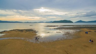 Havadan fotoğraf düşük gelgit sırasında çok görebilirsiniz grafisi coral reef Hea çevresinde ve Pa Yu Adası ve Ngum Adası'nda Ao Kung alan Phuket Adası.