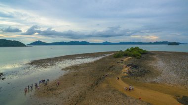 Havadan fotoğraf düşük gelgit sırasında çok görebilirsiniz grafisi coral reef Hea çevresinde ve Pa Yu Adası ve Ngum Adası'nda Ao Kung alan Phuket Adası.