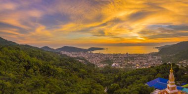 Hava güzel Phra ki Phanom pagoda Patong tepenin üzerinde DOI Thepnimith tapınağında görüntüleyin. Doi Thepnimit Patong panorama görünüm gördüğünüz en yüksek tepe tapınaktır