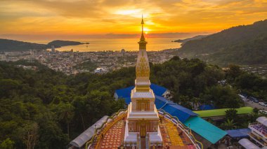 Hava güzel Phra ki Phanom pagoda Patong tepenin üzerinde DOI Thepnimith tapınağında görüntüleyin. Doi Thepnimit Patong panorama görünüm gördüğünüz en yüksek tepe tapınaktır