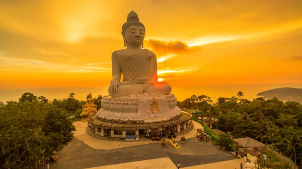 Magnifique coucher de soleil derrière Phuket grand Bouddha — Photo