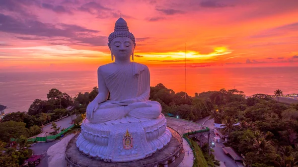 Gyönyörű naplemente mögött Phuket big Buddha — Stock Fotó