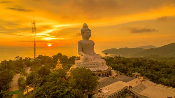 Krásný západ slunce za Phuket big Buddha — Stock fotografie