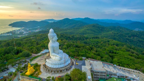 Phuket big Buddha arkasında güzel gün batımı