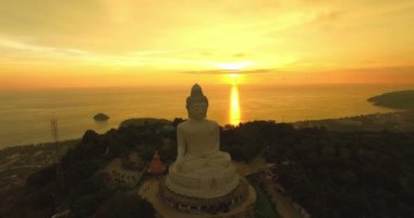 yüksek Dağı'nda hava fotoğrafçılığı Phuket büyük Buda heykeli. Phuket Big Buddha Phuket Adası ada en önemli ve saygın yerlerinden biridir.