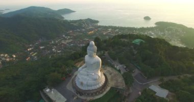 yüksek Dağı'nda hava fotoğrafçılığı Phuket büyük Buda heykeli. Phuket Big Buddha Phuket Adası ada en önemli ve saygın yerlerinden biridir.