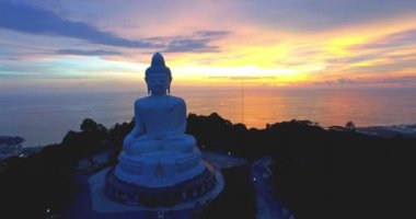 yüksek Dağı'nda hava fotoğrafçılığı Phuket büyük Buda heykeli. Phuket Big Buddha Phuket Adası ada en önemli ve saygın yerlerinden biridir.